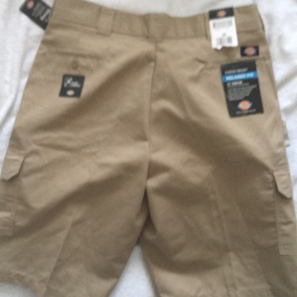 Dickie’s cargo shorts in cream, W38, NWT.